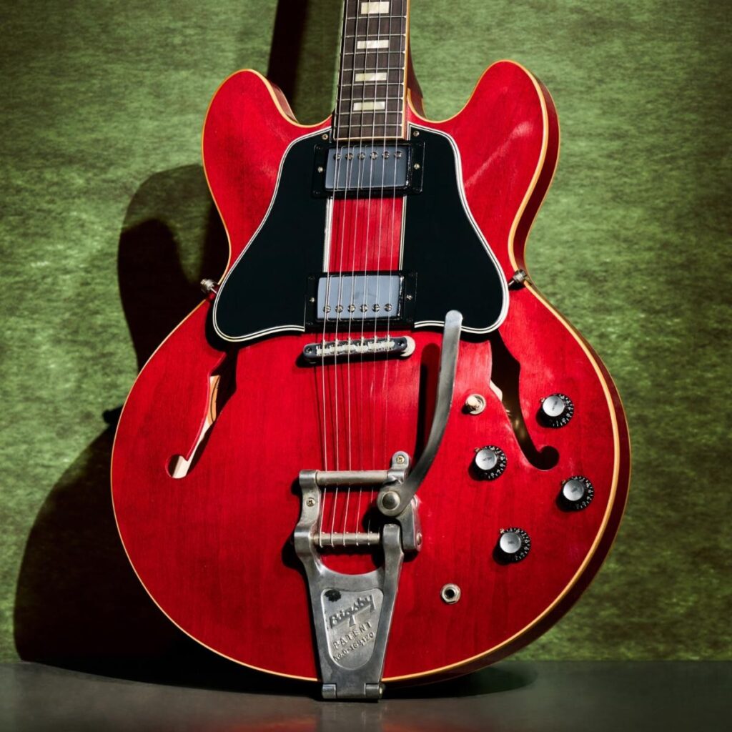 The Gustavo Cerati 1965 ES-335 has been carefully aged by the artisans of the Murphy Lab to replicate the look, feel, and sound of the original guitar.