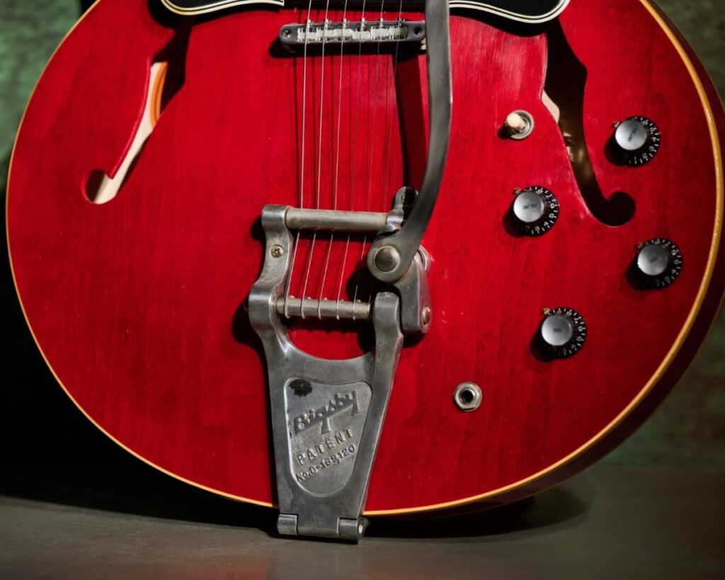 The Gustavo Cerati 1965 ES-335 is equipped with a Bigsby B7 vibrato tailpiece, delivering both historical accuracy and enhanced expressive capabilities.