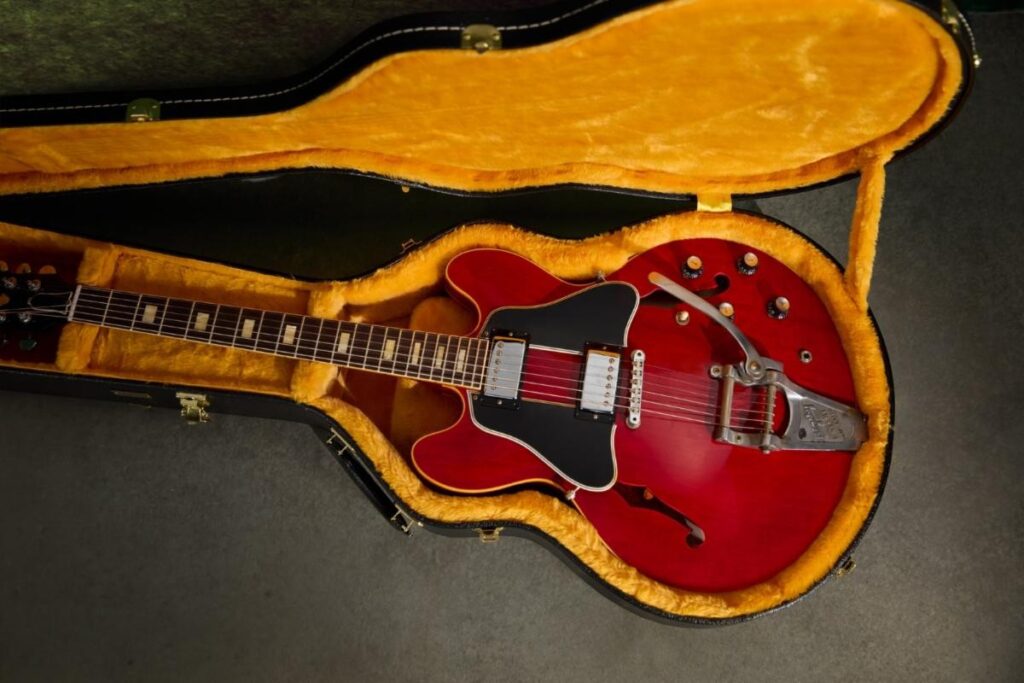 The Gustavo Cerati 1965 ES-335 arrives in a Custom hardshell case.