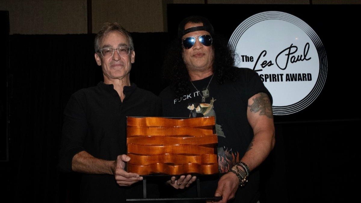 Michael Braunstein, Executive Director of the Les Paul Foundation, gives Slash the Les Paul Spirit Award - Photo Credit Julia Lofstrand